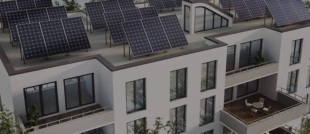 un edificio de apartamentos con paneles solares en el techo